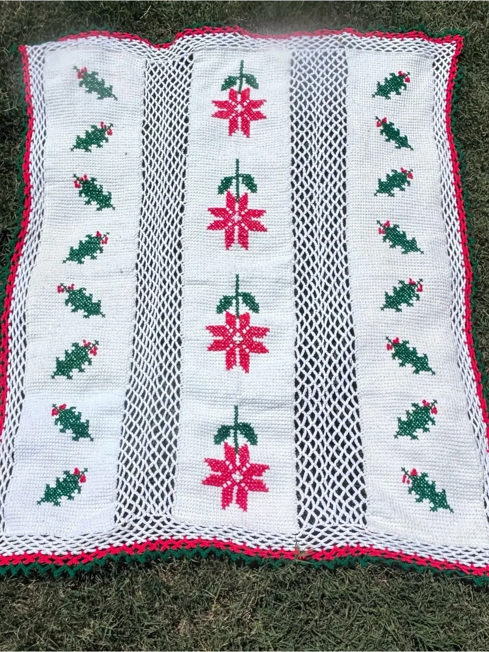Vintage Handmade Poinsettia Christmas Afghan!